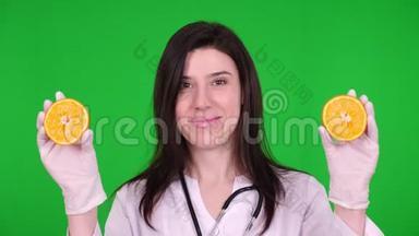 年轻女医生的肖像，<strong>营养学家</strong>穿着白色的医疗制服，用听诊器，拿着两半